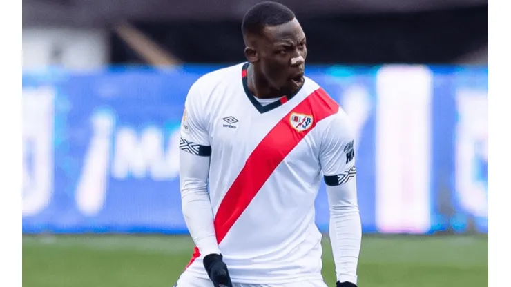Continúa en España: Luis Advíncula devolvió el contrato de Boca Juniors sin firmar