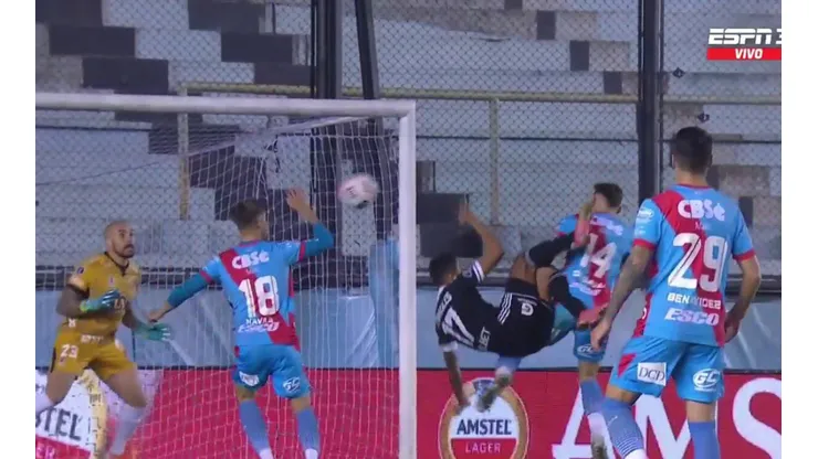 Impresionante 'chalaca': Christofer Gonzáles anotó el 1-1 ante Arsenal de Sarandí con una maravillosa jugada