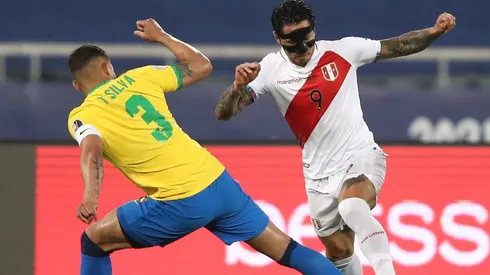 Gianluca Lapadula jugó contra Brasil y casi hace el gol del empate.