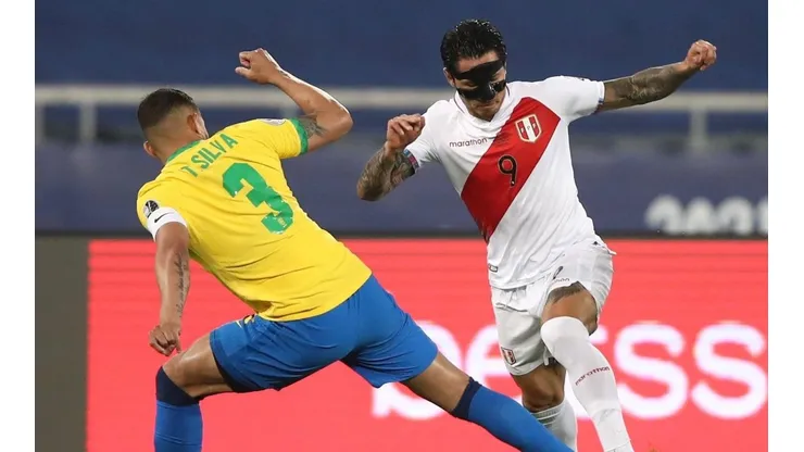 Gianluca Lapadula jugó contra Brasil y casi hace el gol del empate.