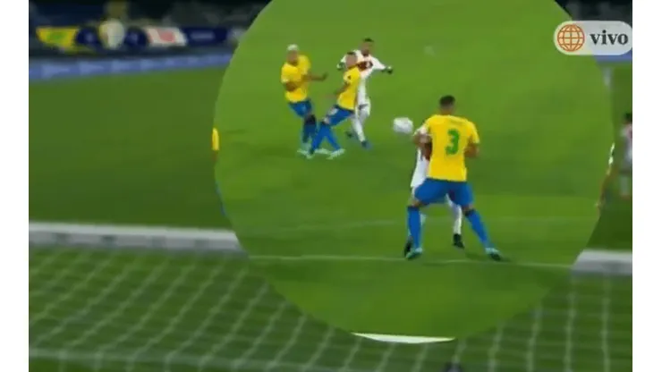 Thiago Silva metió el codo en el disparo de Peña.