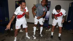 Lapadula, Carrillo y Cueva celebraron el pase a semis bailando 'El Cervecero'