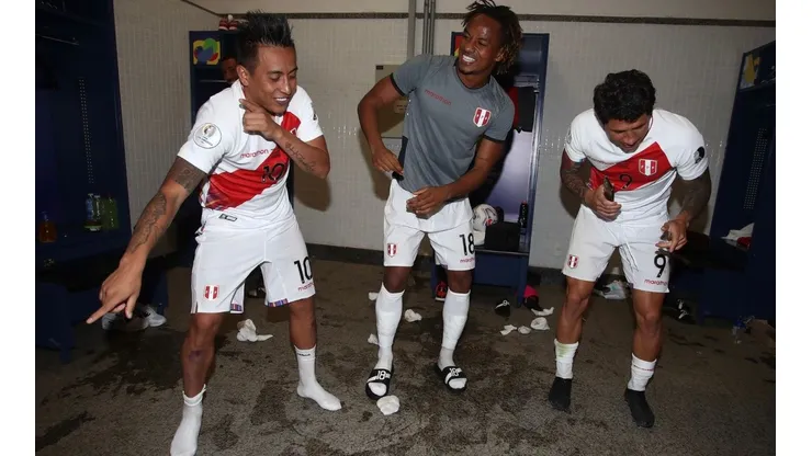 Lapadula, Carrillo y Cueva celebraron el pase a semis bailando 'El Cervecero'