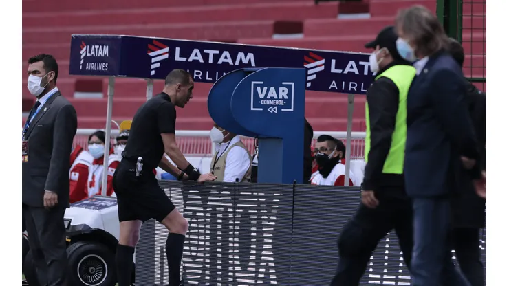 ¿El destino nos sonríe? El uruguayo Esteban Ostojich será el árbitro del Perú vs. Paraguay