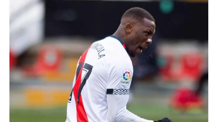 Luis Advíncula llegó al Rayo Vallecano y descendió.