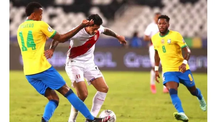 Gianluca Lapadula tuvo que luchar contra los mejores defensores del mundo.