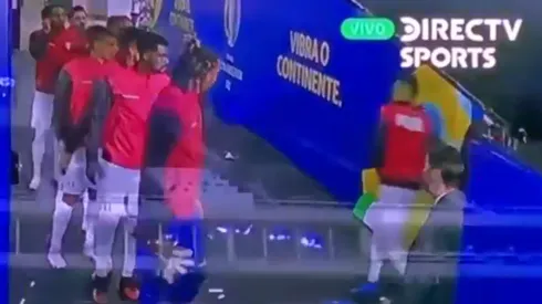 Christian Cueva tardó un poco en salir del vestuario.