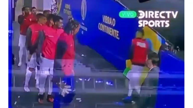 Christian Cueva tardó un poco en salir del vestuario.