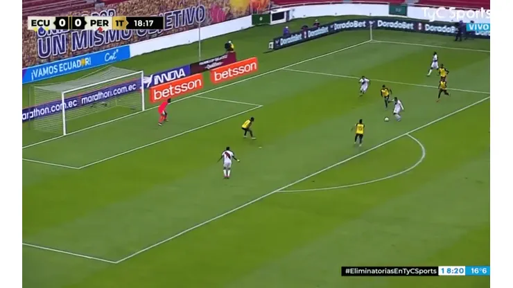 Lapadula dejó solo a Christian Cueva que erró.