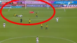 Casi casi: Gianluca Lapadula cerca de anotar contra el portero Domínguez