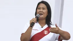 Keiko Fujimori su su campaña para la segunda vuelta con la camiseta la Selección.