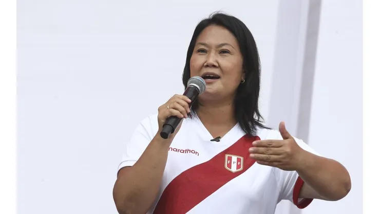 Keiko Fujimori su su campaña para la segunda vuelta con la camiseta la Selección.