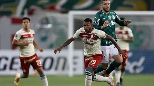 Hinchas critican a Ángel Comizzo en redes sociales tras goleada ante Palmeiras.