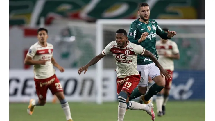 Hinchas critican a Ángel Comizzo en redes sociales tras goleada ante Palmeiras.