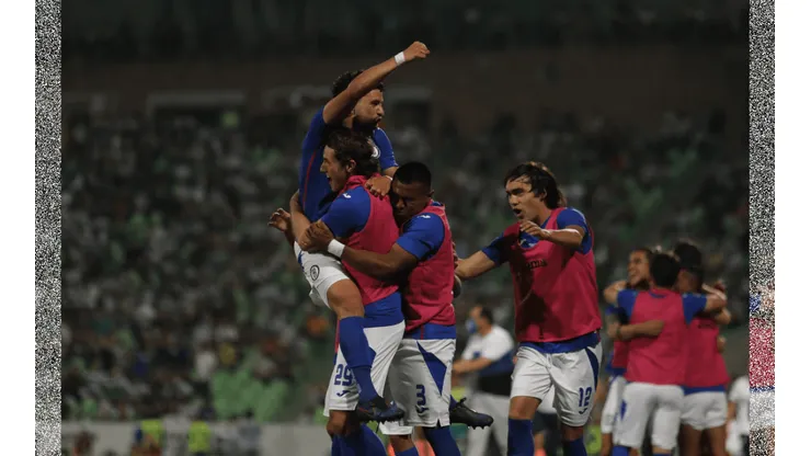 Cruz Azul de Juan Reynoso y Yoshimar Yotún ganó la primera final (1-0) ante Santos Laguna