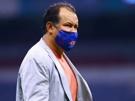 Prensa mexicana se rinde ante Juan Reynoso: "El amo del disfraz"