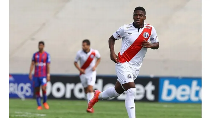 Con apenas 16 años, Jhonnier Jr. ya es futbolista profesional.
