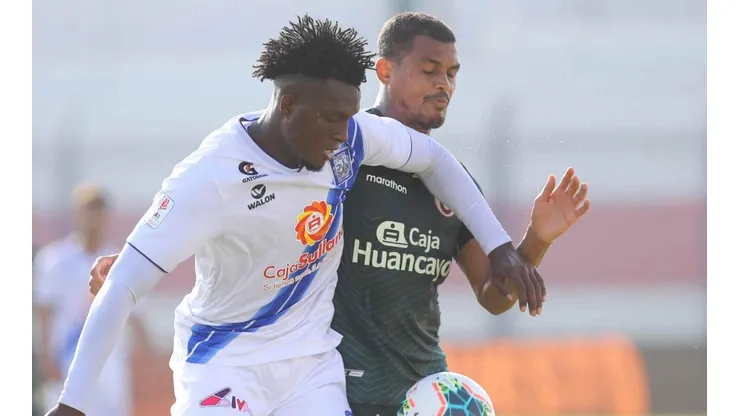 Universitario volvió a mostrar debilidad en el juego aéreo.