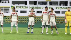 Dos futbolistas salieron a dialogar pero no fueron recibidos de buena forma.