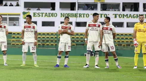 Dos futbolistas salieron a dialogar pero no fueron recibidos de buena forma.