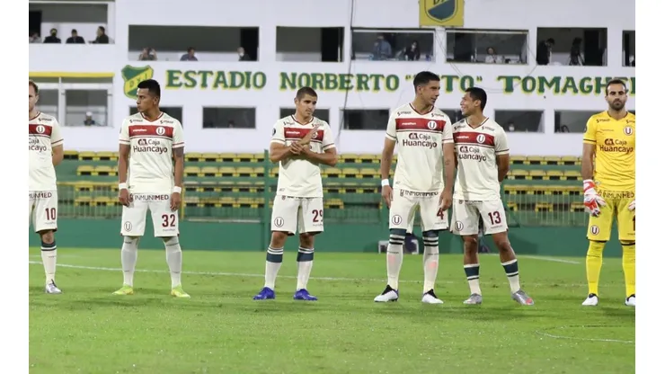 Dos futbolistas salieron a dialogar pero no fueron recibidos de buena forma.
