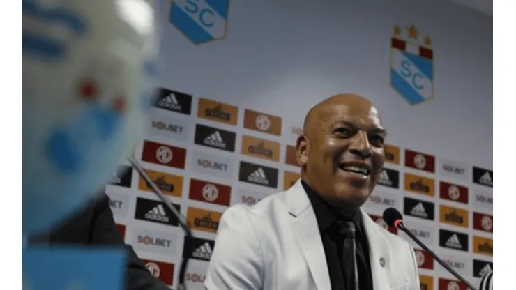 "Tengo 27 jugadores listos para arrancar": Roberto Mosquera alerta a Racing Club de Avellaneda
