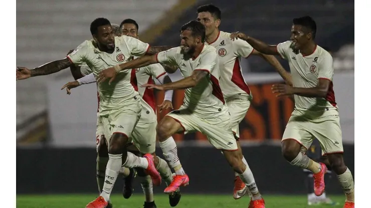 Delantero argentino anotó su primer gol en la temporada.