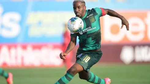 Jefferson Farfán sufrió varias faltas de los rivales.