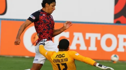 Roberto Ovelar fue el que recibió la falta de Steven Rivadeneyra.