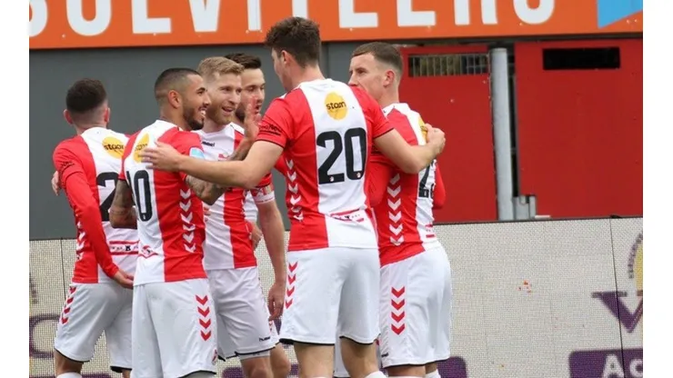 Sergio Peña es mediocampista del Emmen FC.