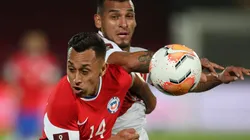 Fabián Orellana y Miguel Trauco, en el último Clásico del Pacífico (Foto: Getty Images).
