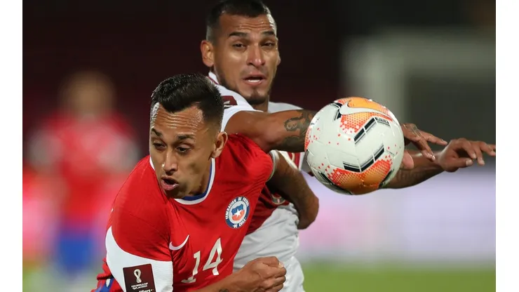 Fabián Orellana y Miguel Trauco, en el último Clásico del Pacífico (Foto: Getty Images).