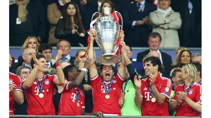 Claudio Pizarro levantando la UEFA Champions League 2013 con el FC Bayern (Imagen: Getty)