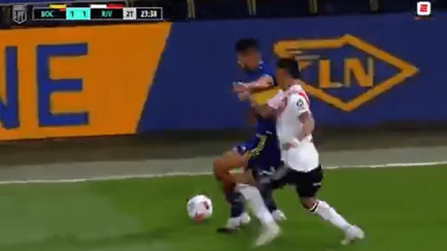 Zambrano recibió la tarjeta roja.