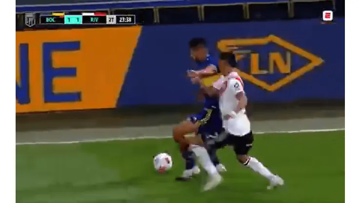 Zambrano recibió la tarjeta roja.