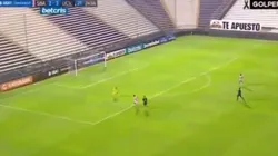 Defensor salvó su arco de una forma muy peculiar.