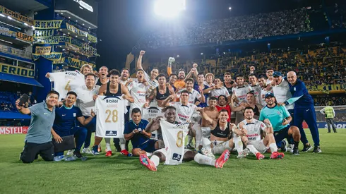 Alianza Lima festejando en cancha de Boca Juniors.