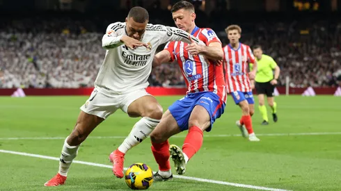 Kylian Mbappé y Clément Lenglet disputan la pelota en el juego de ida de los octavos de final de la Champions League entre Real Madrid y Atlético Madrid.