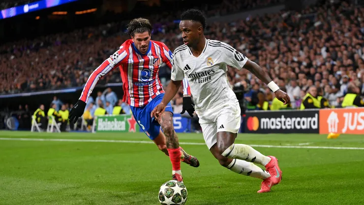 Vinícius Júnior, ante Rodrigo de Paul en el partido de ida entre Real Madrid y Atlético de Madrid.