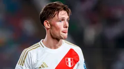 Oliver Sonne jugando para la Selección Peruana.