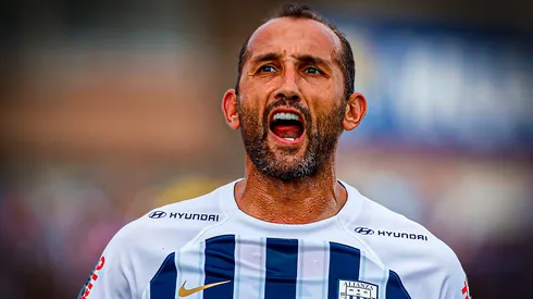 Hernán Barcos y el escudo de Alianza Lima.