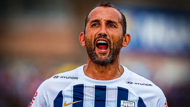 Hernán Barcos y el escudo de Alianza Lima.
