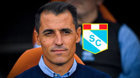 Guillermo Farré y el escudo de Sporting Cristal.