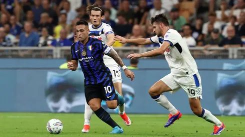 Lautaro Martínez deja en el camino a Marten de Roon y Berat Djimsiti en la semifinal de la Supercopa de Italia 2024-2025.