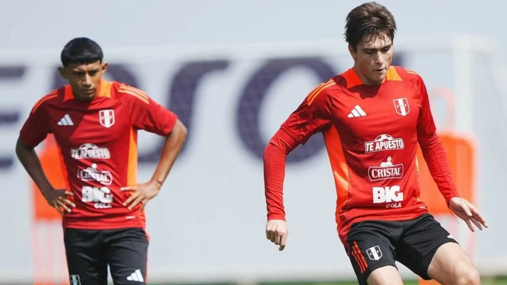 Goicochea trabajando con la Selección Peruana como sparring (X @caplatense).