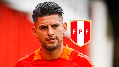 Carlos Zambrano y el escudo de la Selección Peruana.