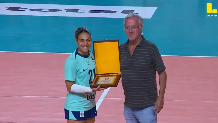 Esmeralda Sánchez recibiendo premio por parte de la FPV