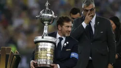 Alejandro Domínguez llegó al Perú para reunirse con autoridades del Gobierno y de la FPF.