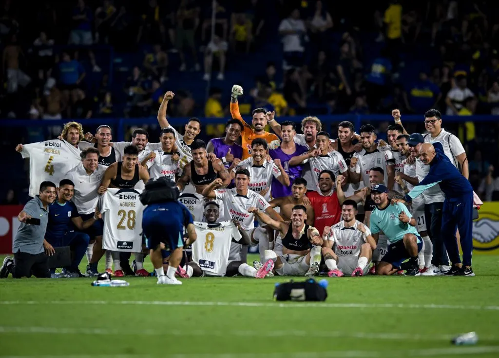 Alianza Lima celebrando en La Bombonera. (Photo by Marcelo Endelli/Getty Images)