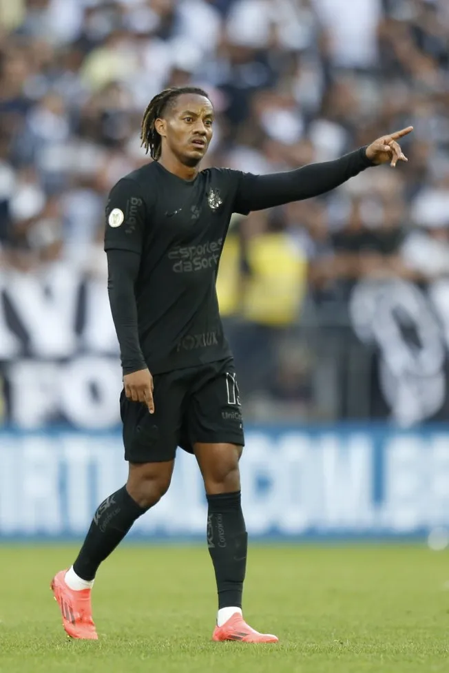 André Carrillo jugando en Corinthians. (Photo by Miguel Schincariol/Getty Images)
